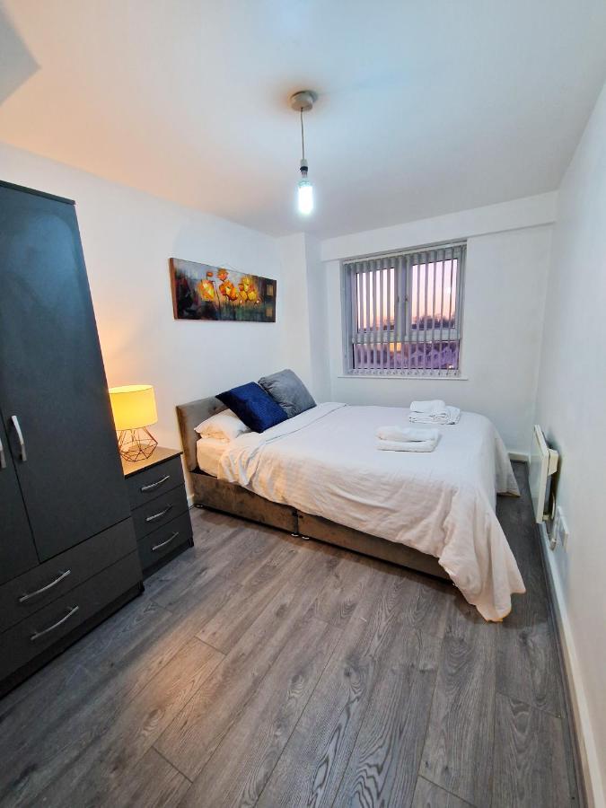 Spacious Apartment For Holiday And Contractor Groups In Salford - Private Parking - By Nmb Serviced Accommodation Manchester Ngoại thất bức ảnh