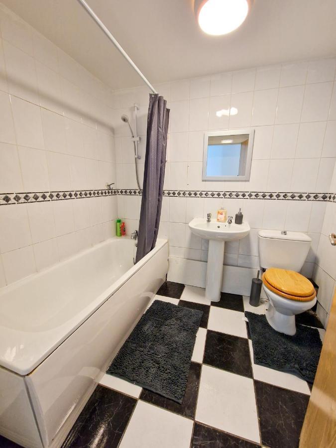Spacious Apartment For Holiday And Contractor Groups In Salford - Private Parking - By Nmb Serviced Accommodation Manchester Ngoại thất bức ảnh