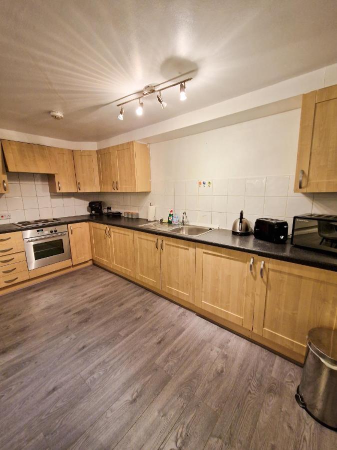 Spacious Apartment For Holiday And Contractor Groups In Salford - Private Parking - By Nmb Serviced Accommodation Manchester Ngoại thất bức ảnh